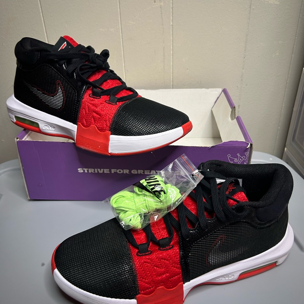 Nike LeBron witness 8 sz11 new